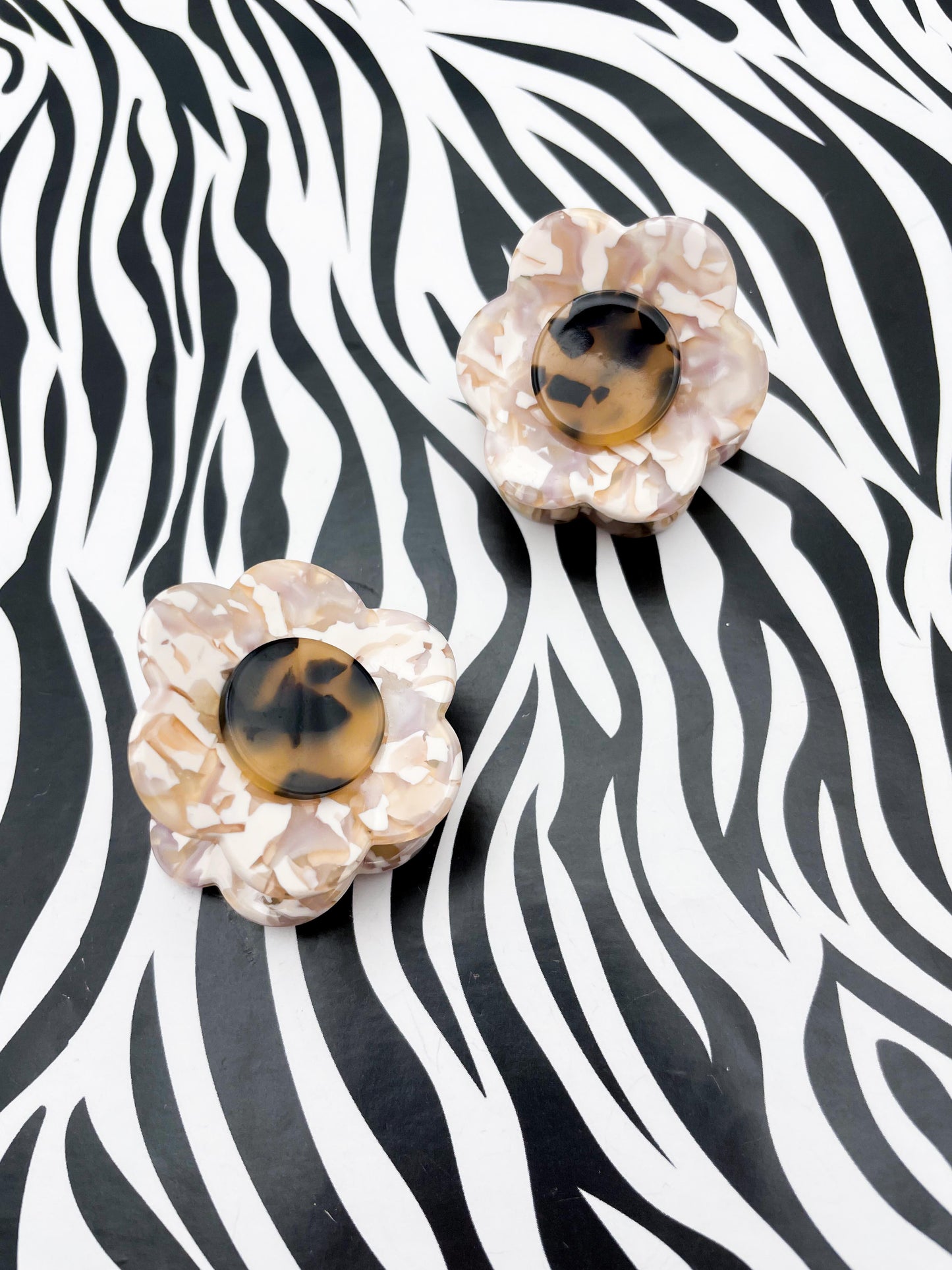 Small Nude and Tortoise Shell Daisy Claw Clip