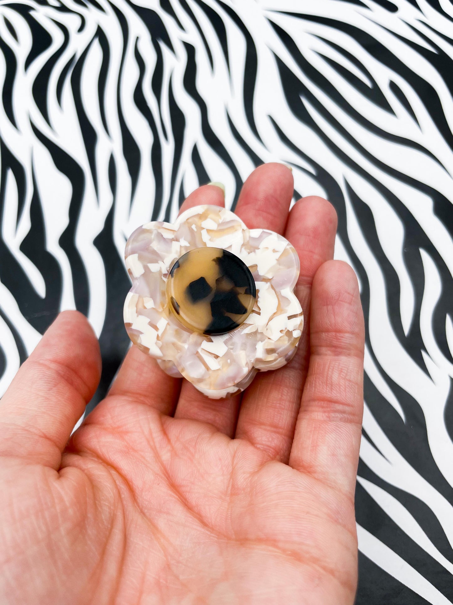 Small Nude and Tortoise Shell Daisy Claw Clip
