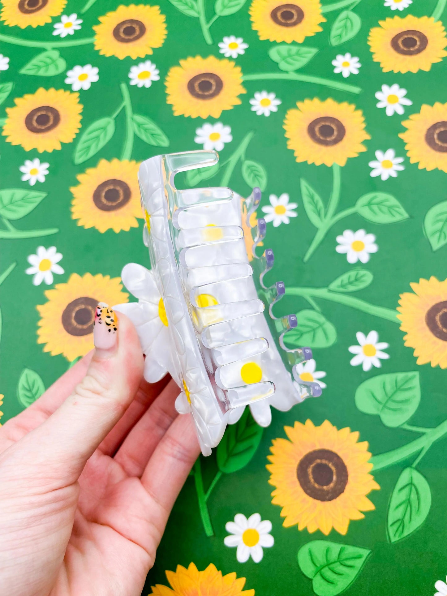 Large White Marble Daisy Claw Hair Clip from Sapphire Frills