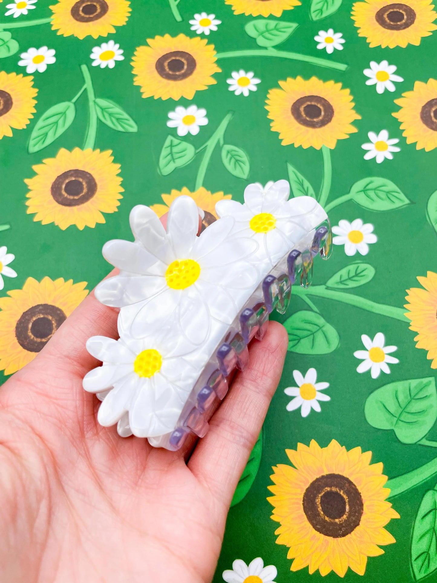 Large White Marble Daisy Claw Hair Clip from Sapphire Frills