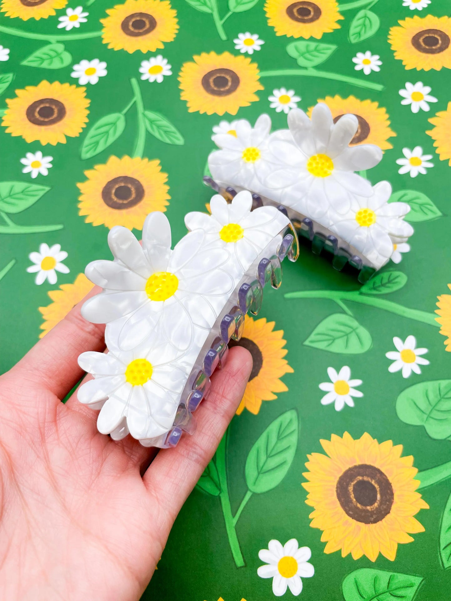 Large White Marble Daisy Claw Hair Clip from Sapphire Frills