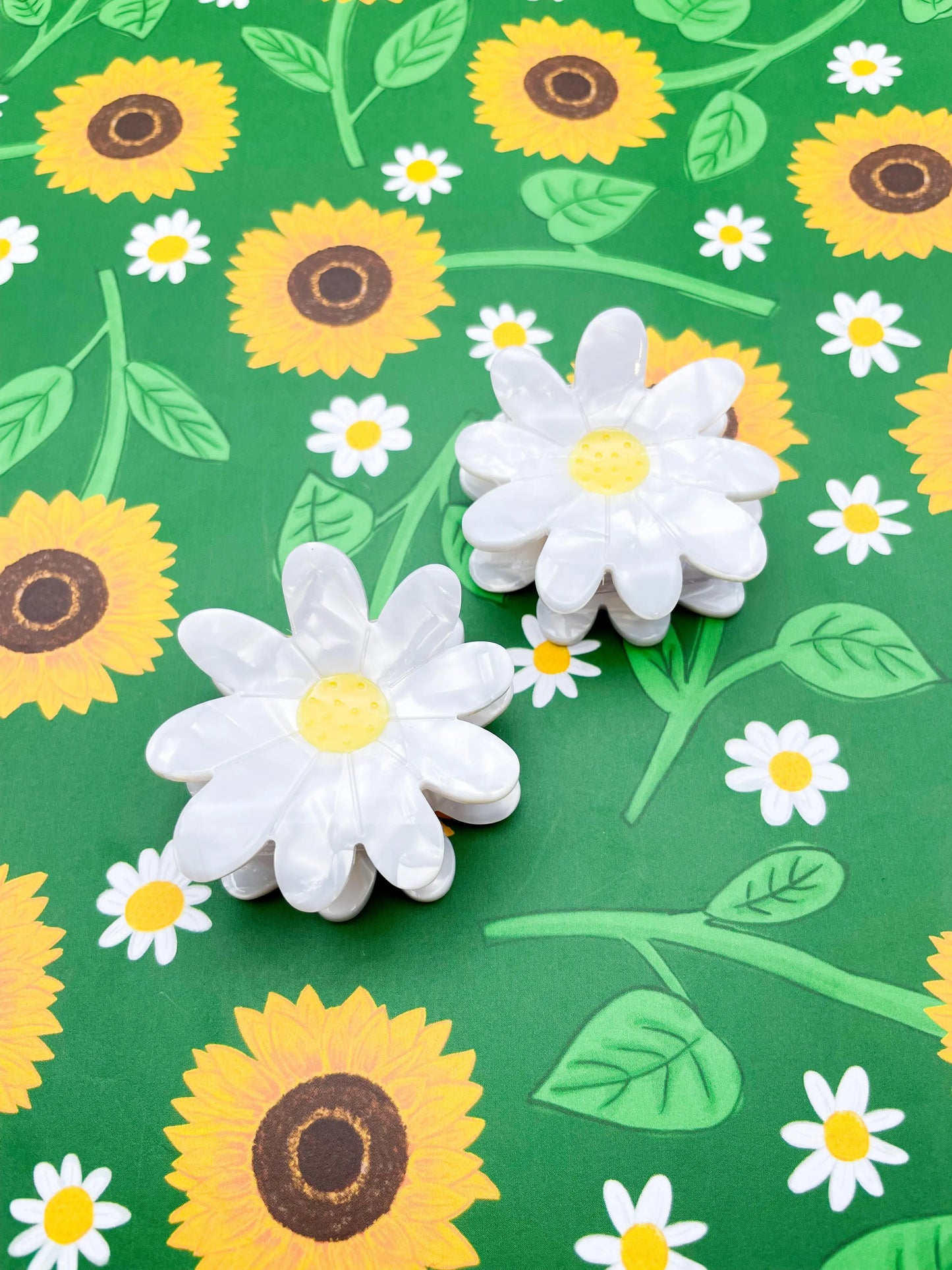 Small White Marble Daisy Claw Hair Clip from Sapphire Frills