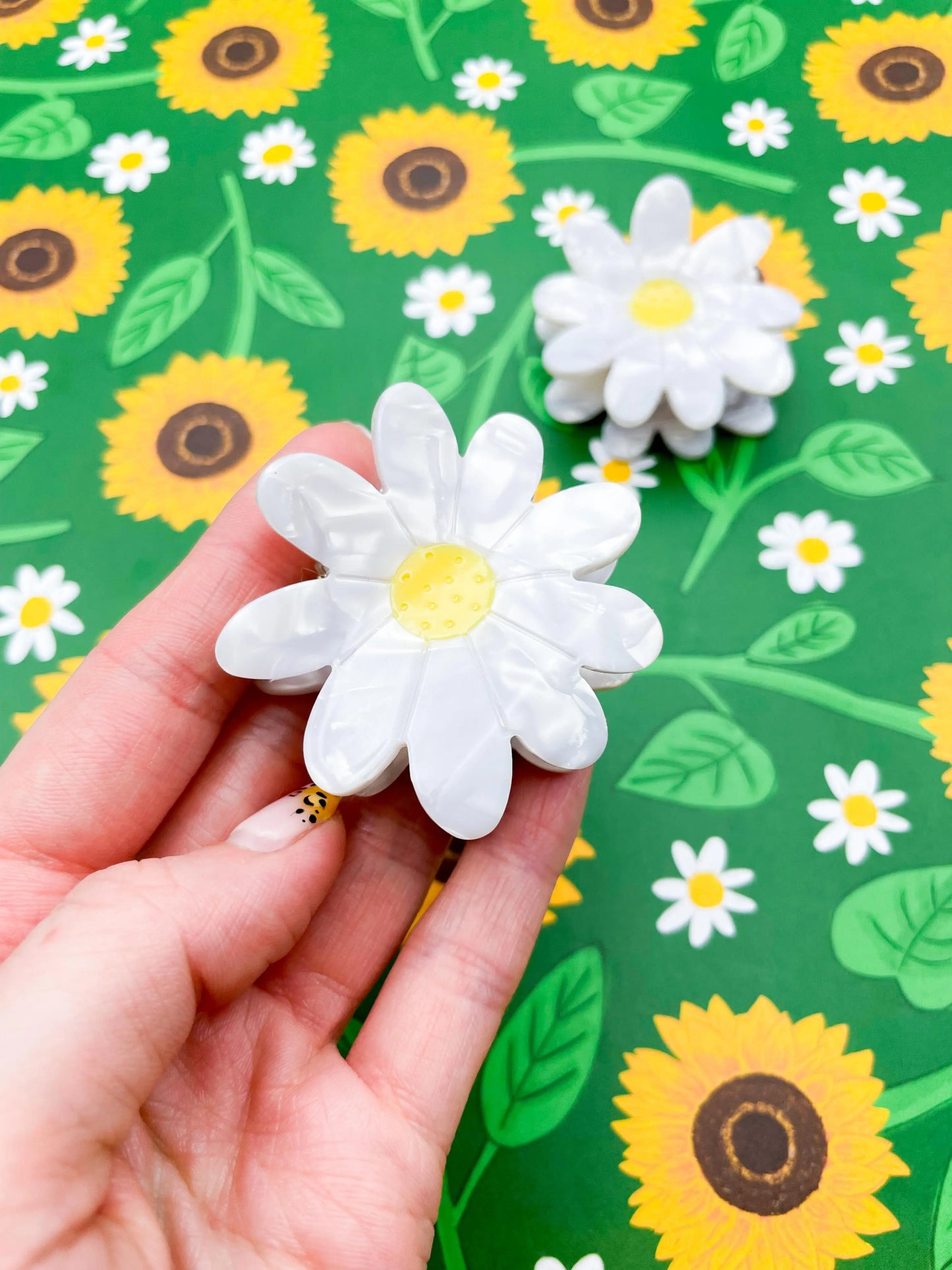 Small White Marble Daisy Claw Hair Clip from Sapphire Frills