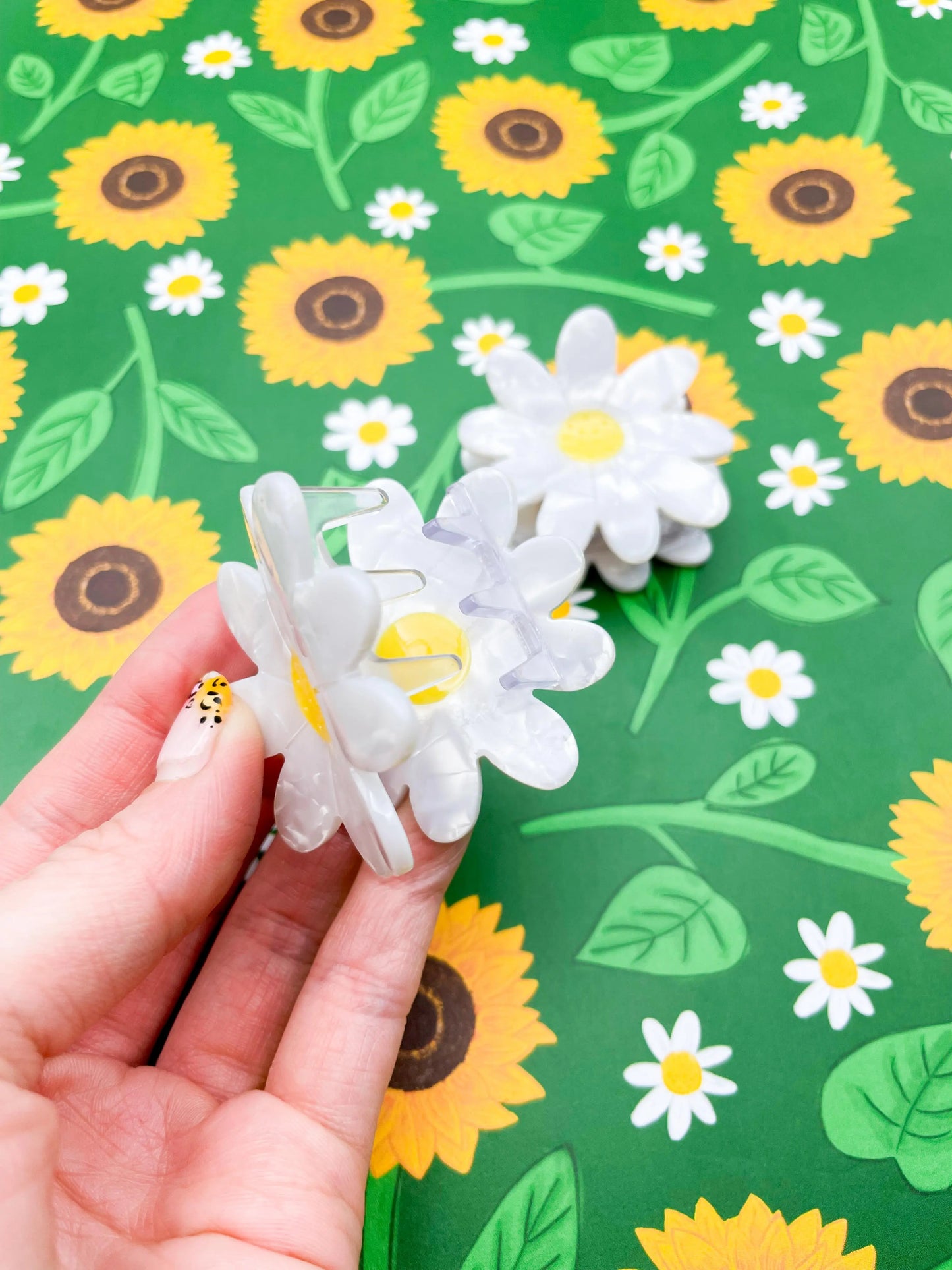Small White Marble Daisy Claw Hair Clip from Sapphire Frills