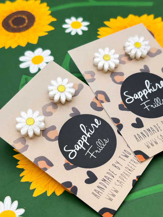 Small White Daisy Acrylic Stud Earrings – Hypoallergenic Stainless Steel