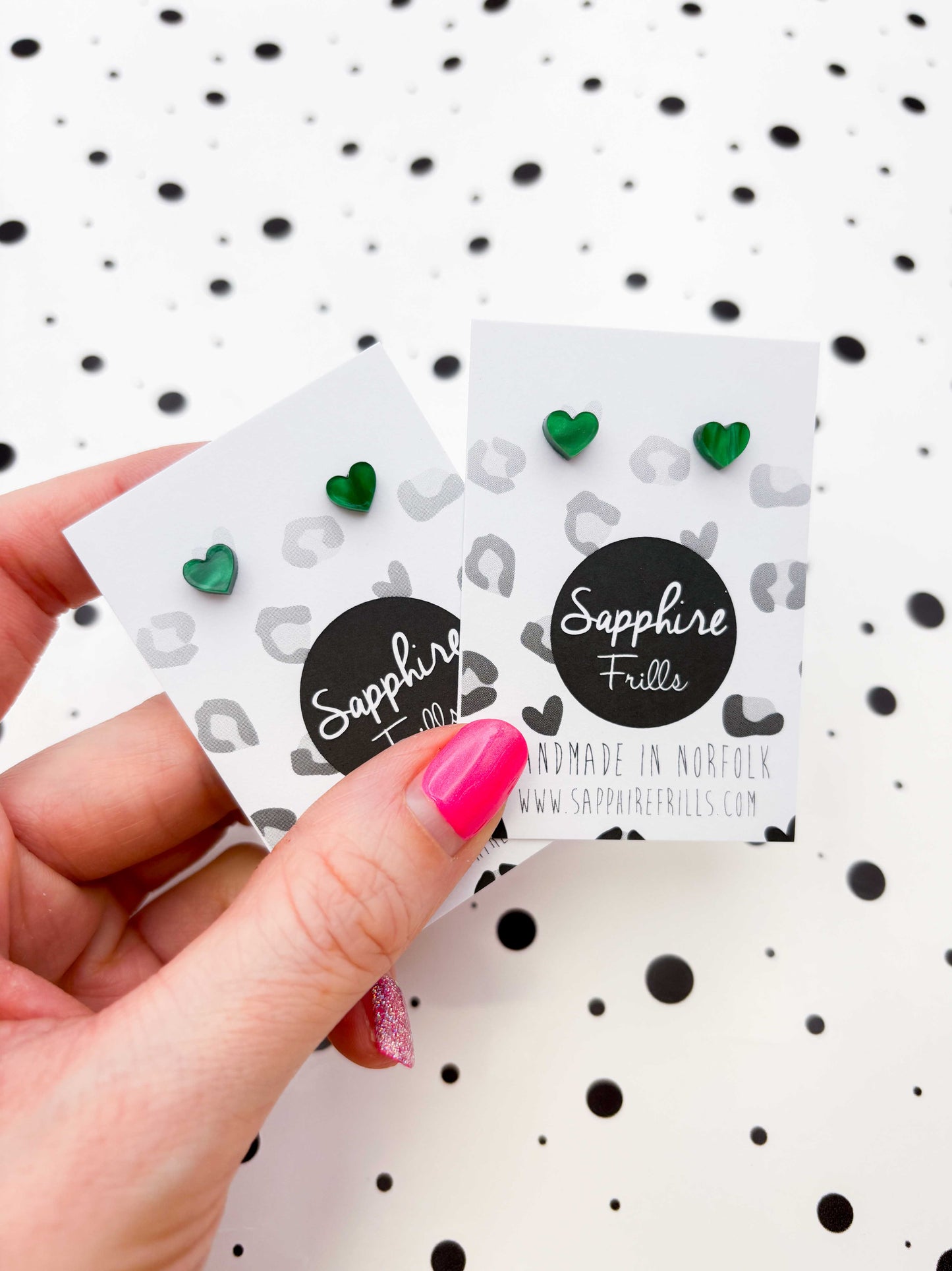 Micro Emerald Marble Heart Acrylic Stud Earrings – Hypoallergenic Stainless Steel