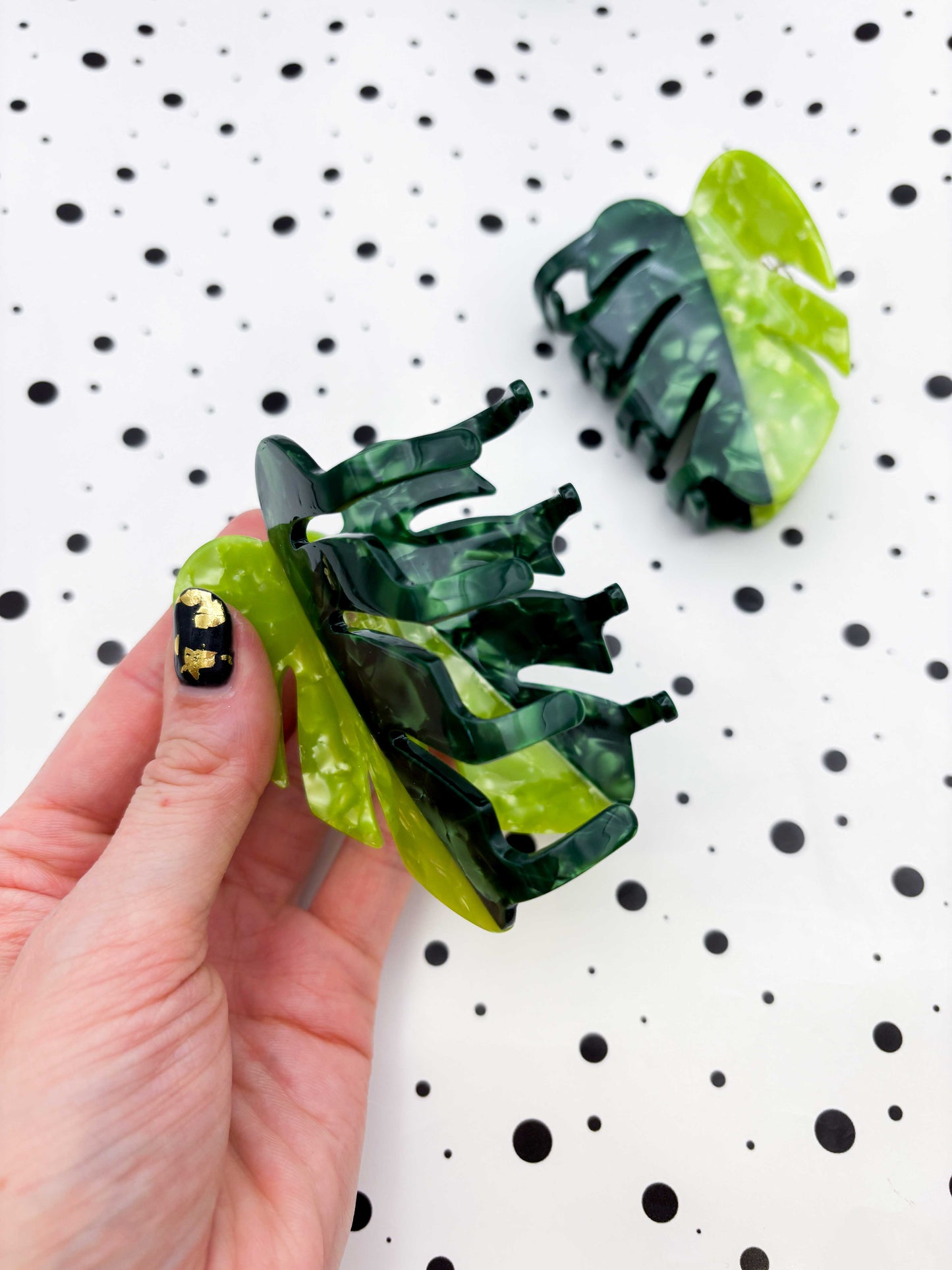 Medium Striped Green Monstera Leaf Claw Clip