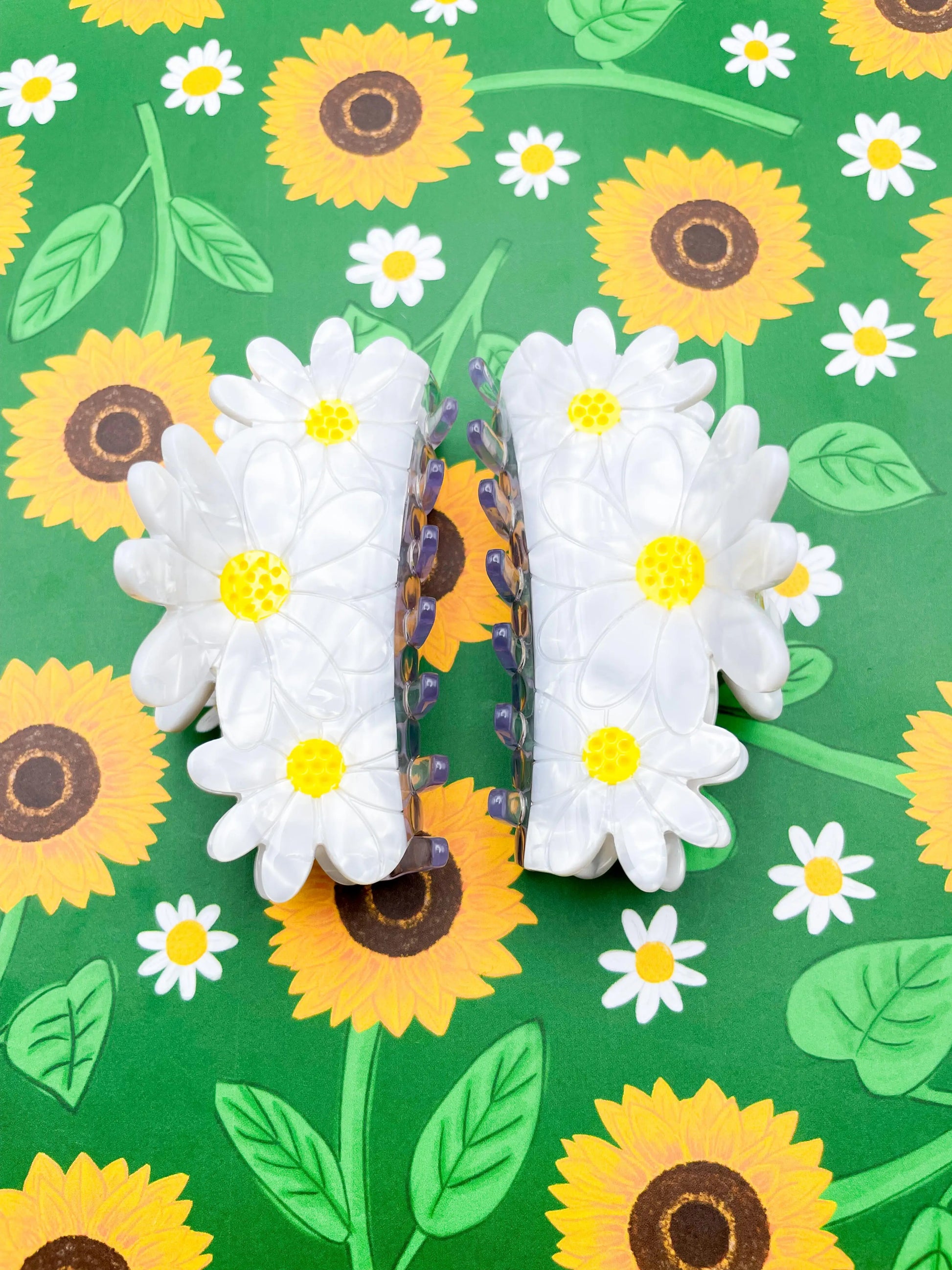Large White Marble Daisy Claw Hair Clip from Sapphire Frills