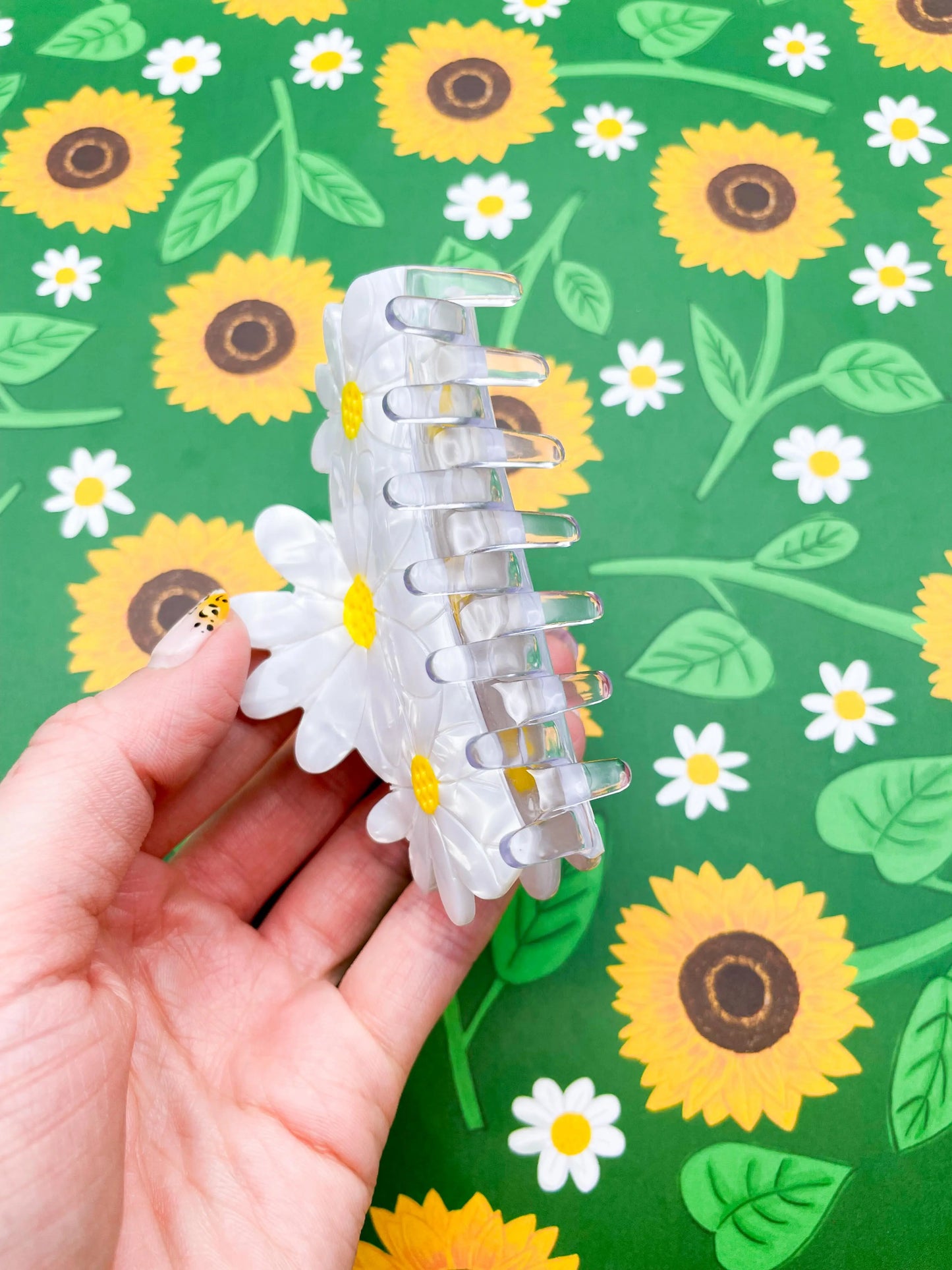 Large White Marble Daisy Claw Hair Clip from Sapphire Frills